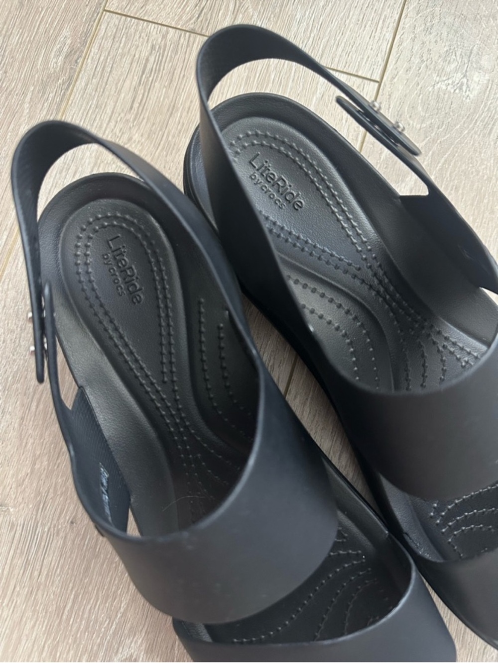 Crocs Shoes Women’s Brooklyn Low Wedge Sandal Slingback Wedge Black Sz 11 - Picture 7 of 9